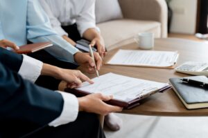 asesores laborales en valencia - firma de documentos