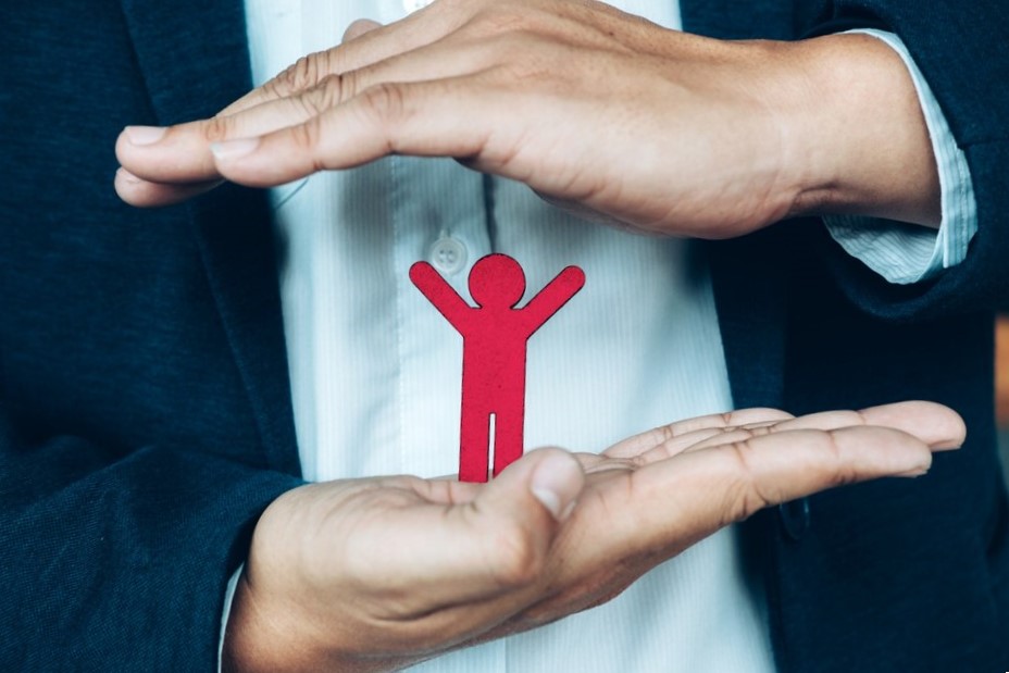 Correduría de seguros en Valencia-muñeco rojo