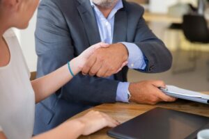 correduría de seguros en Valencia-mano